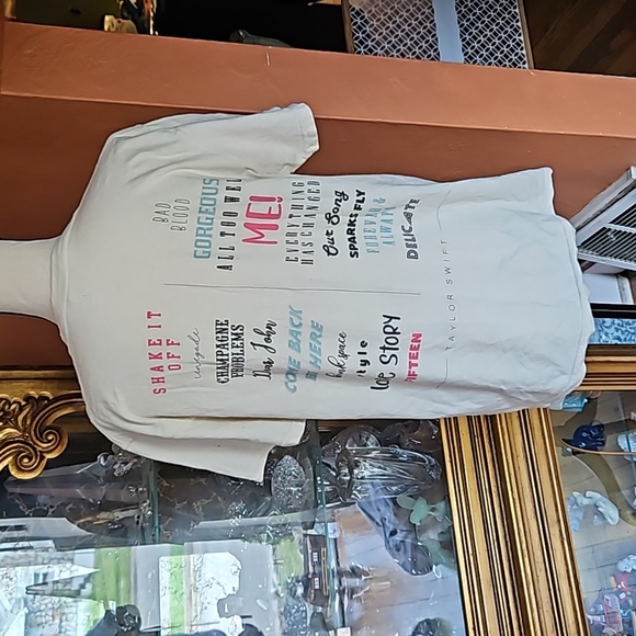 Taylor Swift "Swift" Tee - Picture 3 of 4